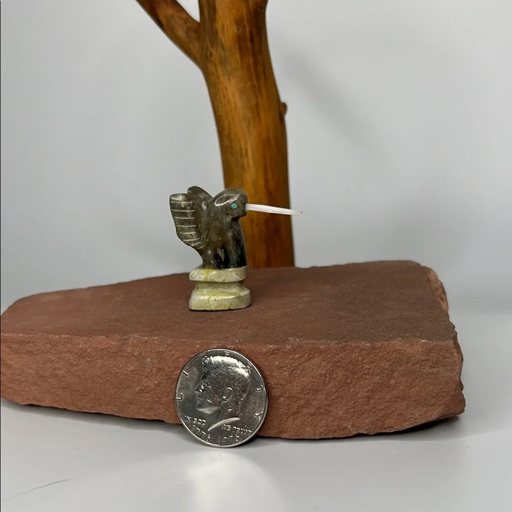 Handcrafted Zuni Hummingbird Bird Figurine - Black and Gray-Agate
